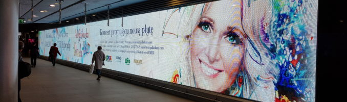 Reklama koncertu POGODA NA DOM na stacji METRO ŚWIĘTOKRZYSKA